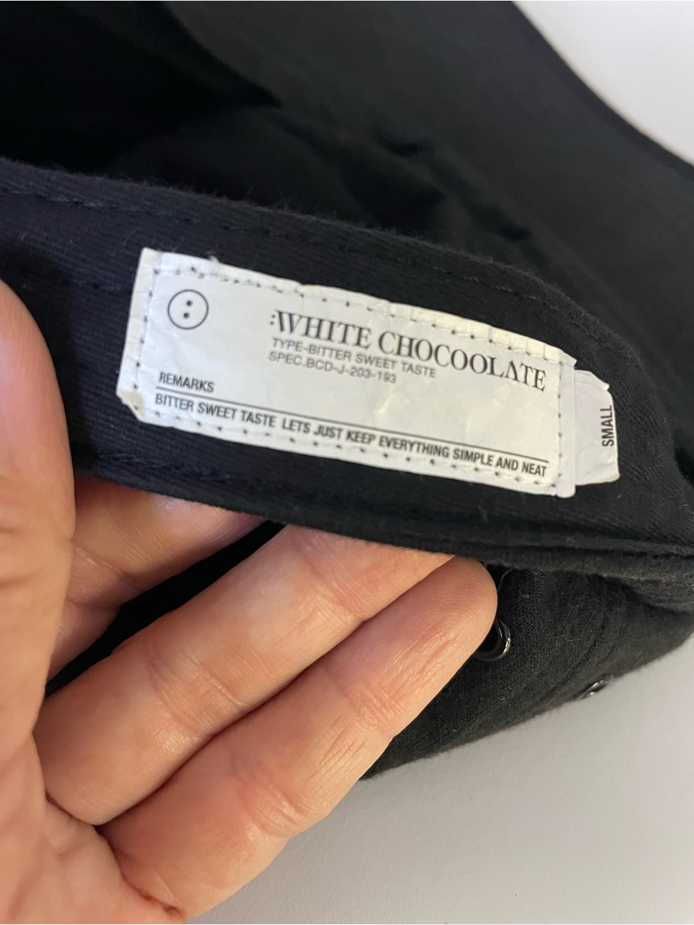 White Chocoolate black newsboy cap with elastic back strap - Picture 5 of 5
